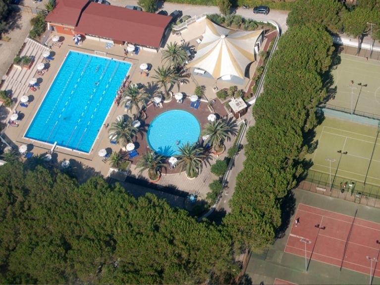 la piscina e i campi sportivi