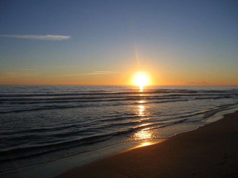 il tramonto sulla spiaggia